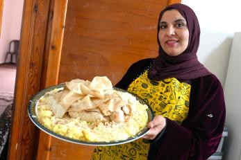 A jordanian woman presents jordan’s local traditional dish – mansaf.